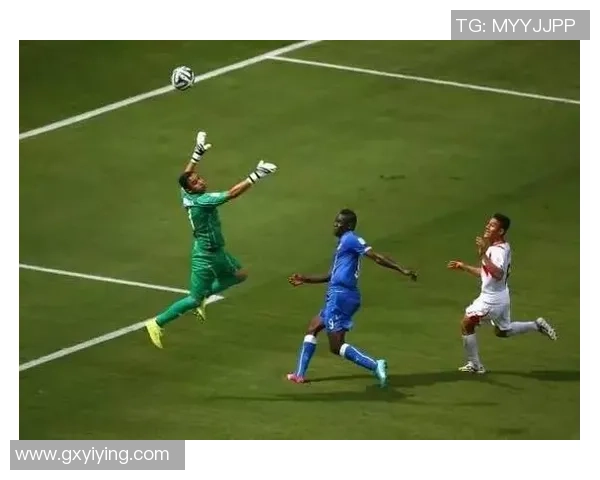 足球明星精彩射门慢动作回放解析让你领略技术与力量的完美结合 足球明星精彩射门慢动作回放解析让你领略技术与力量的完美结合